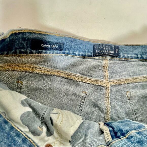 Lucky brand distressed broken in light wash jeans Charlie Skinny size 8… - Picture 3 of 9